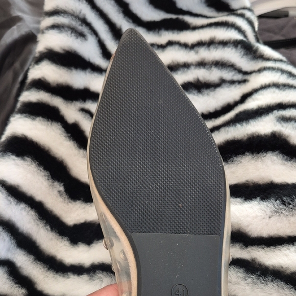 Chic Black and Cream Women's Flats - Picture 3 of 7